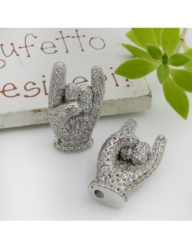 Ciondolo mano a corna argento rodio in ottone con zirconi 13x24mm 1pz Gioie d'Oriente