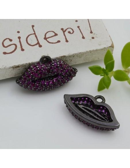 Ciondolo bocca in ottone con strass e zirconi 9.4x17 mm 1pz Gioie d'Oriente