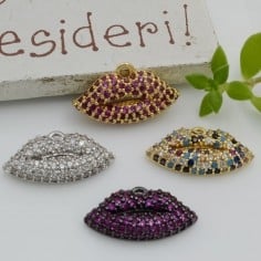Ciondolo bocca in ottone con strass e zirconi 9.4x17 mm 1pz Gioie d'Oriente
