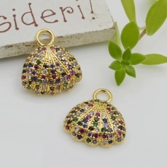 Ciondolo conchiglia in ottone oro con zirconi arcobaleno 15mm 1pz Gioie d'Oriente