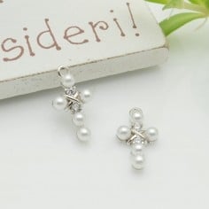 Ciondolo croce in ottone con zirconi e perle bianche 8x14mm 1pz Gioie d'Oriente 2