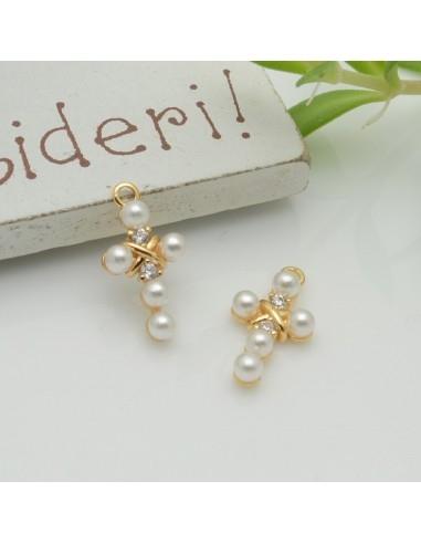Ciondolo croce in ottone con zirconi e perle bianche 8x14mm 1pz Gioie d'Oriente