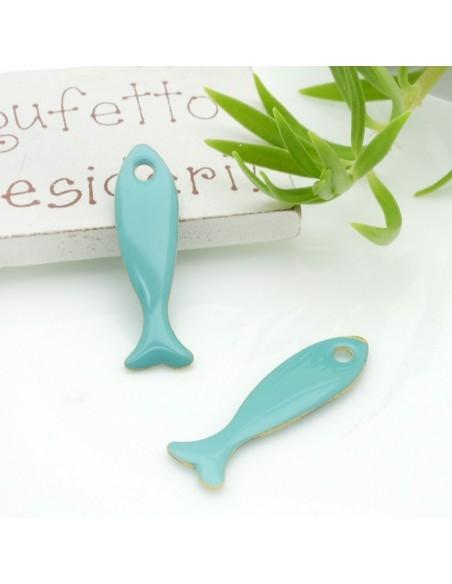 Ciondolo smaltato da entrambi i lati a forma di pesce turchese 8x28mm