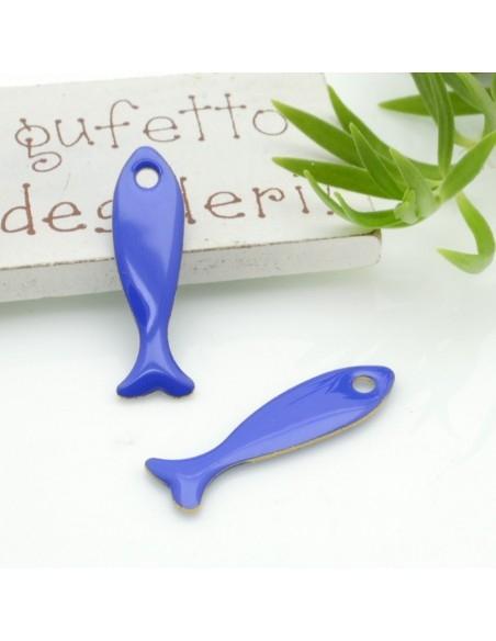 Ciondolo smaltato da entrambi i lati a forma di pesce blu 8x28mm