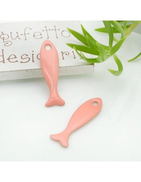 Ciondolo smaltato da entrambi i lati a forma di pesce rosa 8x28mm