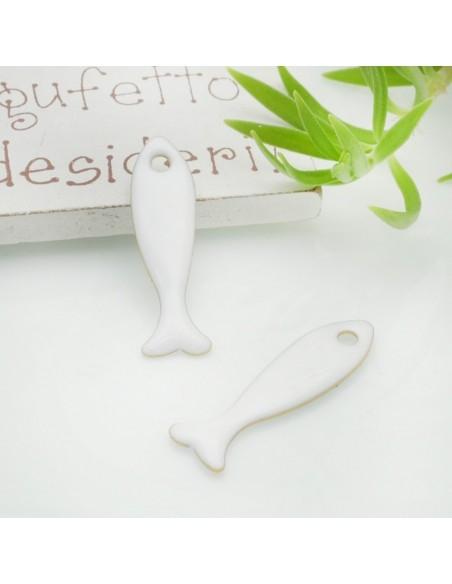 Ciondolo smaltato da entrambi i lati a forma di pesce bianco 8x28mm