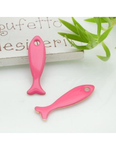 Ciondolo smaltato da entrambi i lati a forma di pesce fucsia 8x28mm