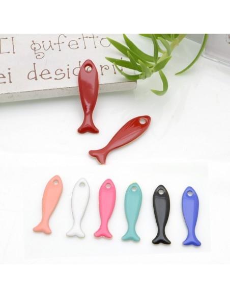 Ciondolo smaltato da entrambi i lati a forma di pesce 8x28mm