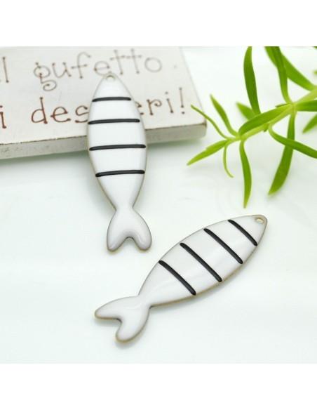 Ciondolo smaltato a righe a forma pesce bianco 12.5x46mm 1pz|GDO