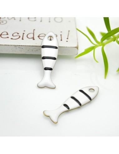 Ciondolo smaltato da ambo i lati a righe a forma di pesce 8x28mm 1pz|GDO