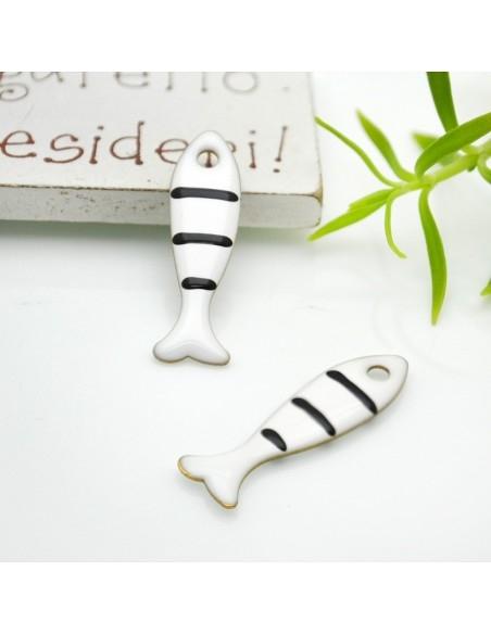 Ciondolo smaltato da ambo i lati a righe a forma di pesce 8x28mm 1pz|GDO