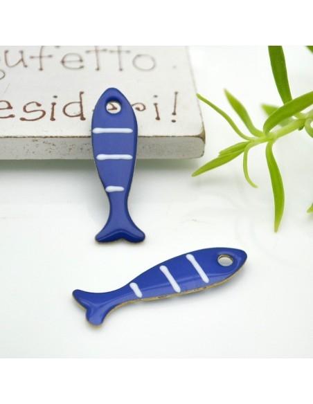 Ciondolo smaltato da ambo i lati a righe a forma di pesce 8x28mm 1pz|GDO