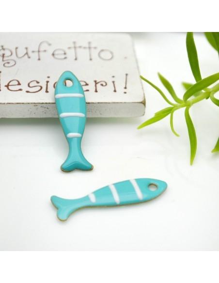 Ciondolo smaltato da ambo i lati a righe a forma di pesce 8x28mm 1pz|GDO