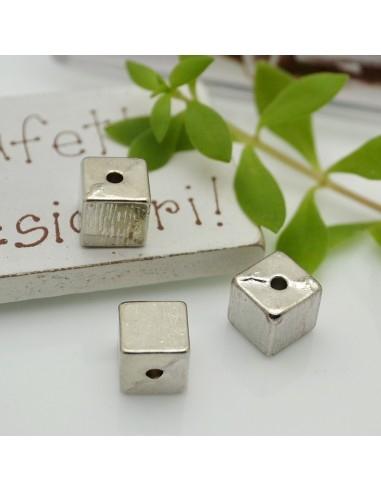Distanziatore cubo satinato con foro centrale colore argento 8mm 3pz