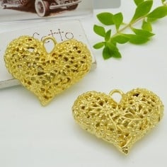 Ciondolo in zama oro a forma di cuore traforato 32x40mm 1pz Gioie d'Oriente