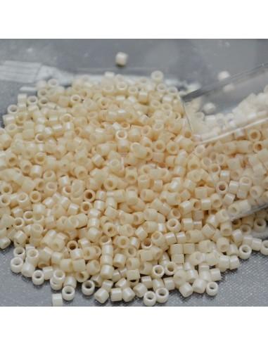 Perline delica Miyuki 11/0 Opaque Antique Beige Ceylon confezione da 10g Misurano 1.6mm | GDO