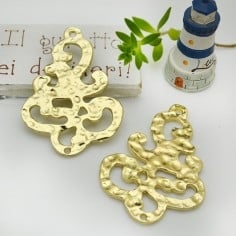 Ciondolo a forma di Disegno Orientale in Zama oro 52x36 mm 1pz Gioie d'Oriente