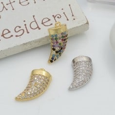 Ciondolo corno portafortuna in ottone con zirconi 9x16 mm 1pz colori vari Gioie d'Oriente