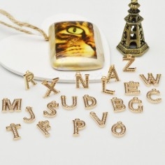 Ciondolo lettera in rame oro con zircone 7x11mm 1pz Gioie d'Oriente 2