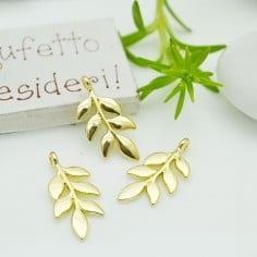 Ciondolo foglia d'ulivo in ottone oro 24x12 mm 1pz Gioie d'Oriente