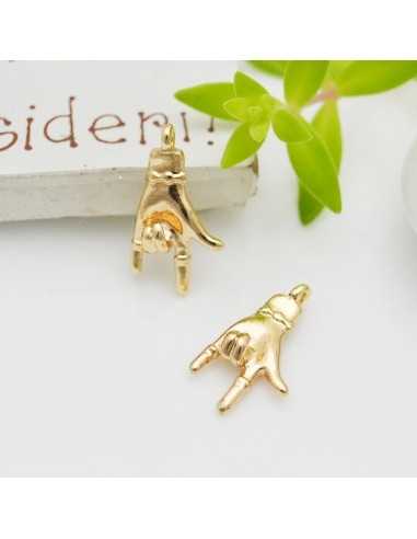 Ciondolo mano a corna in ottone oro chiaro 10x19 mm 1pz Gioie d'Oriente