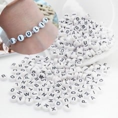 Perline lettere varie scritta nera plastica bianca 7mm 12pz Bigiotteria GDO | Gioie d'Oriente