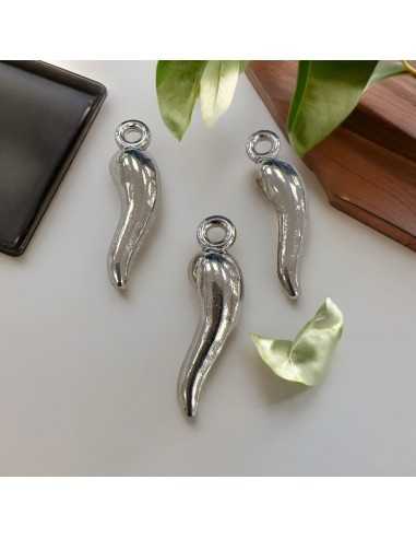 Charm cornetti portafortuna in metallo zamak argento rodio 25x6mm 3pz Gioie d'Oriente