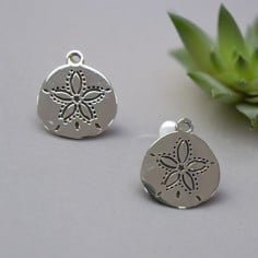 Ciondolo medaglietta fiore in acciaio inossidabile 12x14 mm 1pz colori vari Gioie d'Oriente 2