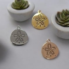 Ciondolo medaglietta fiore in acciaio inossidabile 12x14 mm 1pz colori vari Gioie d'Oriente