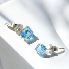 Orecchini a perno con cubo azzurro 4x4mm argento 925 | GDO