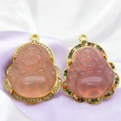 Ciondolo Buddha giada rosa con base oro e strass a scelta 37 x 30mm 1pz Gioie d'Oriente