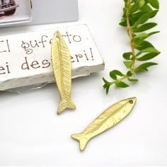 coppia di ciondoli a forma di pesce sottile in zama, misure 9x40mm e 11x47mm, marchio Gioie d'Oriente