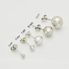 Orecchini a perni in argento 925 con pallina, disponibili in misure da 3 a 10 mm.