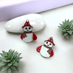 Ciondolo pupazzo di neve natalizio in acciaio smaltato 13x18mm 1pz Gioie d'Oriente