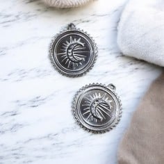 Ciondolo medaglia con luna centrale in acciaio inox 18x20 mm 1pz Gioie d'Oriente 2