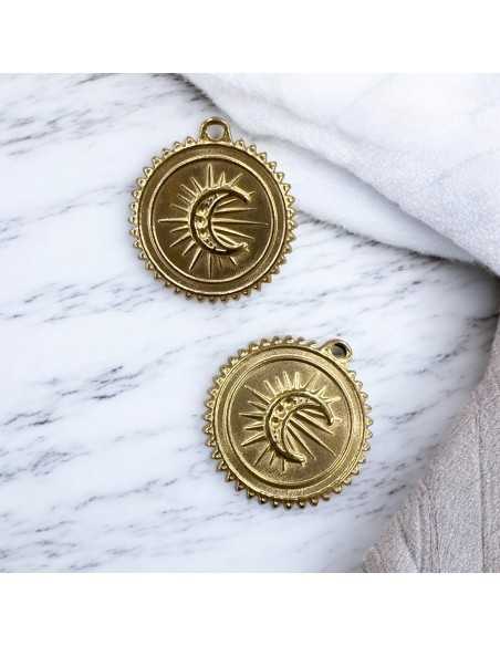 Ciondolo medaglia con luna centrale in acciaio inox variante oro 18x20 mm Gioie d'Oriente