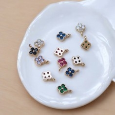 Mini charm fiore in ottone con zirconi colorati 7x10mm 1pz Gioie d'Oriente