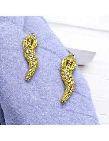 Ciondolo corno piatto in ottone oro con zirconi bianchi 6x20 mm 1pz Gioie d'Oriente