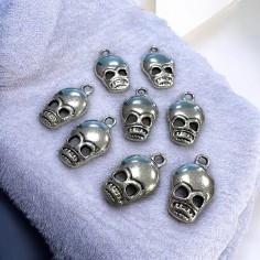 Ciondoli teschio in metallo argento 11x18 mm 8pz Gioie d'Oriente