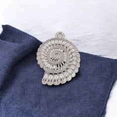 Ciondolo conchiglia fossile in acciaio inossidabile 22x30 mm 1pz Gioie d'Oriente 2