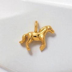 Ciondolo cavallo 3D in acciaio PVD oro 17.5x22 mm foro 4 mm 1pz Gioie d'Oriente