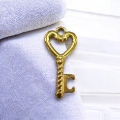 Ciondolo chiave cuore 3D in acciaio PVD oro 11x22 mm 1pz Gioie d'Oriente