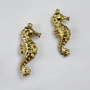 Ciondolo cavalluccio marino 3D in acciaio PVD oro 10x26 mm 2pz Gioie d'Oriente