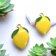Ciondolo limone smaltato, doppia foglia verde, ottone base oro, 14x20mm, confezione 2 pezzi, marchio Gioie d'Oriente