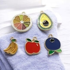 Ciondoli frutta smaltata assortiti, ottone dorato, soggetti colorati, confezione 2 pezzi, marchio Gioie d'Oriente