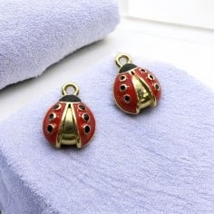 Ciondolo coccinella smaltata, modello bombato o zampette, ottone dorato, 1 pezzo, marchio Gioie d'Oriente 2