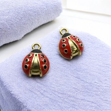Ciondolo coccinella smaltata, modello bombato o zampette, ottone dorato, 1 pezzo, marchio Gioie d'Oriente