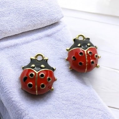 Ciondolo coccinella smaltata, modello bombato o zampette, ottone dorato, 1 pezzo, marchio Gioie d'Oriente