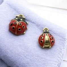 Ciondolo coccinella smaltata, modello bombato o zampette, ottone dorato, 1 pezzo, marchio Gioie d'Oriente