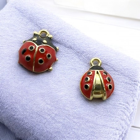 Ciondolo coccinella smaltata, modello bombato o zampette, ottone dorato, 1 pezzo, marchio Gioie d'Oriente